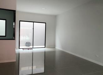 SIRI PLACE Charan-Pinklao is a good quality townhome from Sansiri.