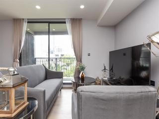 Easy access condo near major malls