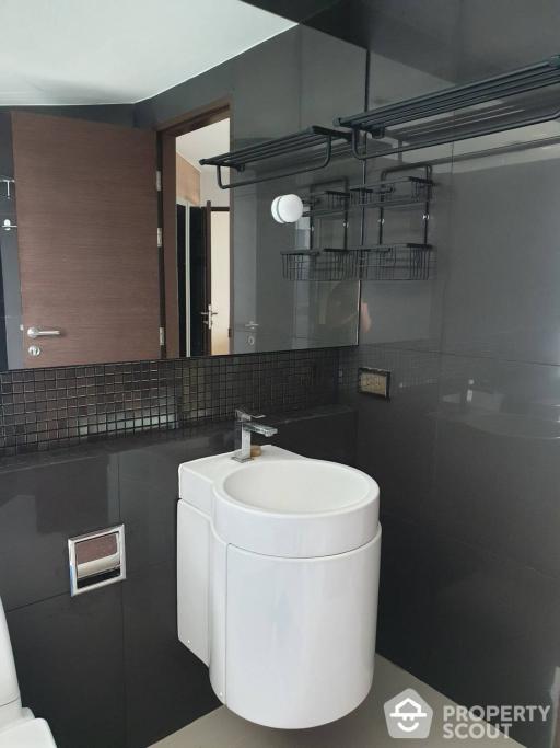 1-BR Condo at Rhythm Sathorn near BTS Saphan Taksin