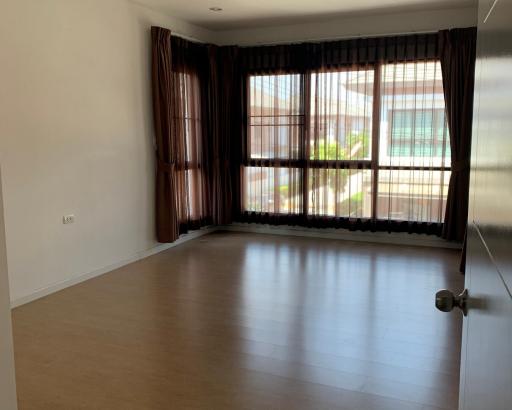 Townhouse for rent in the potential location of  Chaloem Phrakiat Rama 9