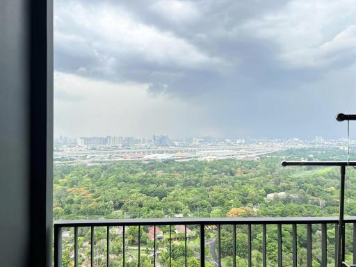 2 bedrooms with park view unit on 30th floor. Convenient area near BTS Mochit