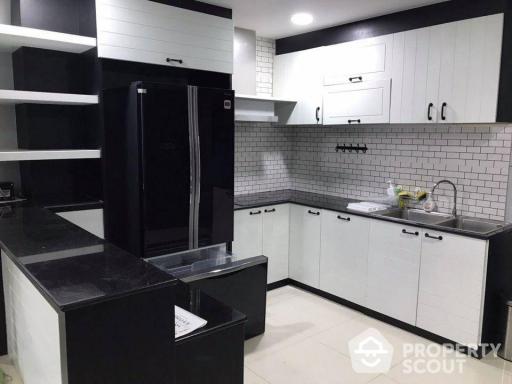 3-BR Condo at Supalai Place Sukhumvit 39 near BTS Phrom Phong