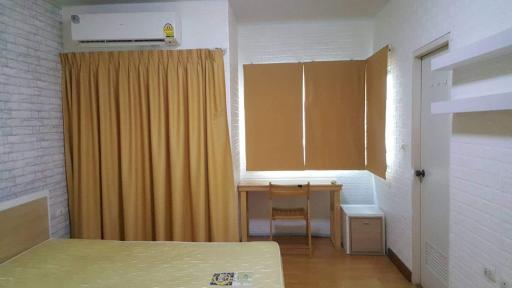 Full facilities condo near BTS Udomsuk