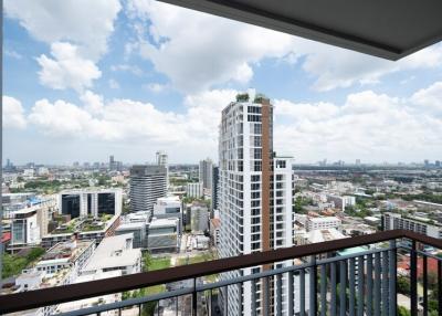 High-rise condominium on prime sukhumvit near Gateway Ekkamai