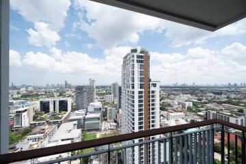 High-rise condominium on prime sukhumvit near Gateway Ekkamai