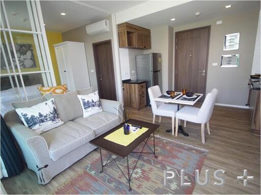 A quiet condo offers a well-presented accommodation with a charming garden.