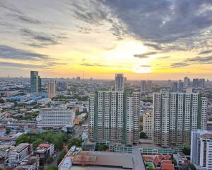 One bedroom and one bathroom in THE LINE PHAHON-PRADIPAT