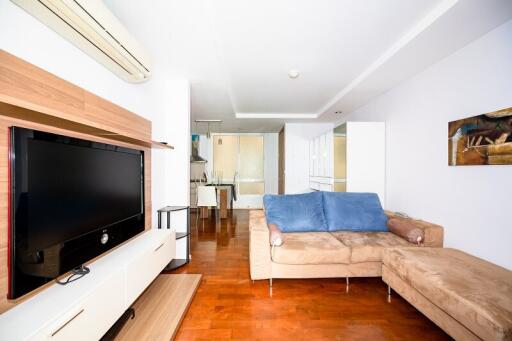 Condo near BTS Nana/bilinguo schools/shops