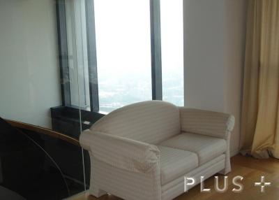 The room positioned on the 60th floor and provides stunning and panoramic views in The Met