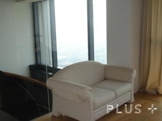 The room positioned on the 60th floor and provides stunning and panoramic views in The Met