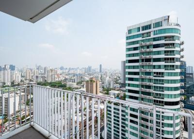 HQ is a contemporary estate is easily accessible to Thong lor area surrounded by all amenities