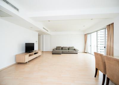 Zen style condo in the middle of Asok