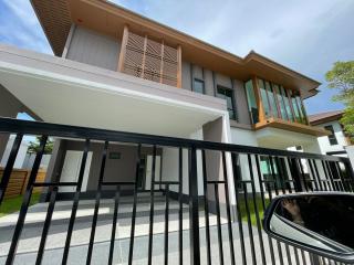 Luxury detached house design In the midst of the resort atmosphere On the best location in Pattanakarn area.