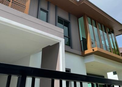 Luxury detached house design In the midst of the resort atmosphere On the best location in Pattanakarn area.