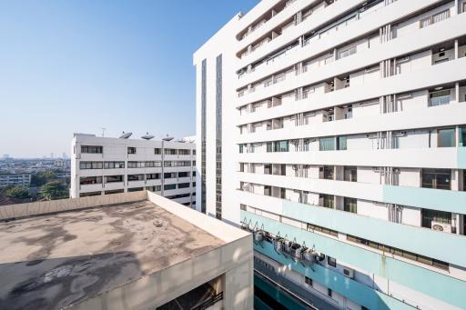 Luxurious condo, pool and gym on deck