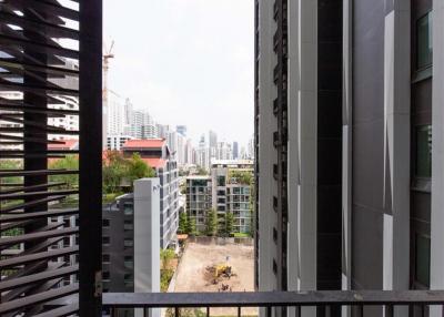 The rental room offering 1 bedroom and easy access to BTS Asoke and MRT Sukhumvit station