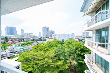 Large 1 bedroom condominium near expressway, shopping malls and hospitals.