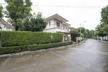 House with salt water pool near Mega Bangna