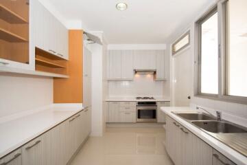 Apartment near Phrom Phong with tennin court