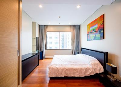 Condo with shuttle service to Phromphong