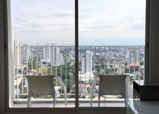 Luxury condominium in the heart of CBD, near BTS Thonglor station