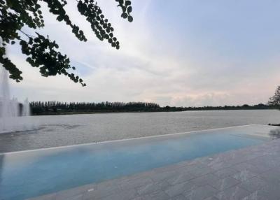 LAKE LEGEND Bangna-Suvarnabhumi, Luxurious villa overlooking the lake over 100 rai.