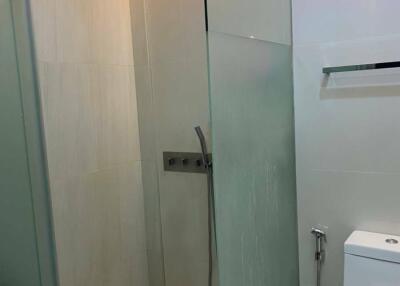 1-BR Condo at The Room Sukhumvit 21 near MRT Sukhumvit