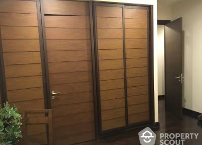 2-BR Condo at Oriental Residence near BTS Phloen Chit