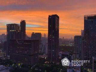 2-BR Condo at Oriental Residence near BTS Phloen Chit