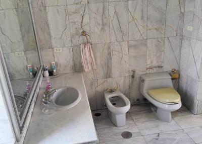 4-BR Apt. near BTS Saphan Taksin