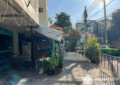 Commercial for Sale in Huai Khwang
