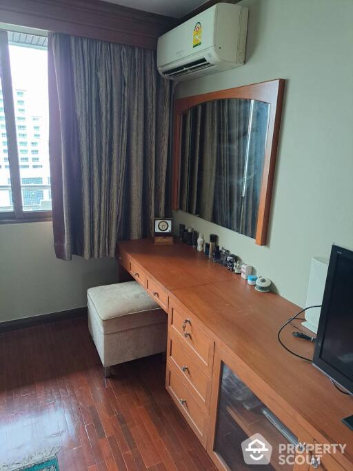 1-BR Condo at Lake Avenue Sukhumvit 16 near BTS Asok