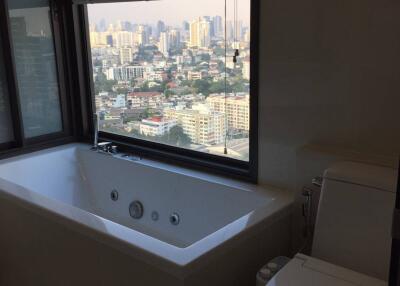 1-BR Condo at Rhythm Sukhumvit 44/1 near BTS Phra Khanong