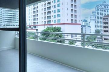 Stylishly Renovated 4 Bedroom Unit Just Steps Away from BTS Promphong!