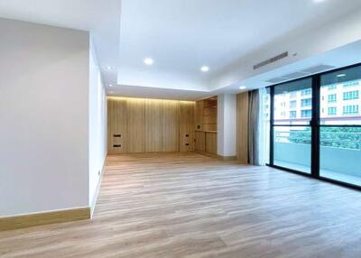 Stylishly Renovated 4 Bedroom Unit Just Steps Away from BTS Promphong! - 920071001-11540