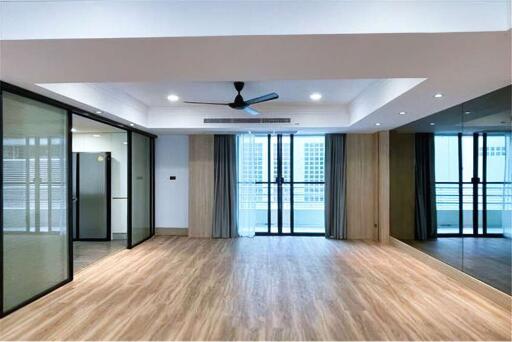 Stylishly Renovated 4 Bedroom Unit Just Steps Away from BTS Promphong! - 920071001-11540