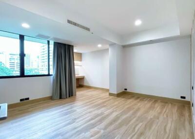 Stylishly Renovated 4 Bedroom Unit Just Steps Away from BTS Promphong! - 920071001-11540