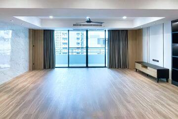 Stylishly Renovated 4 Bedroom Unit Just Steps Away from BTS Promphong! - 920071001-11540