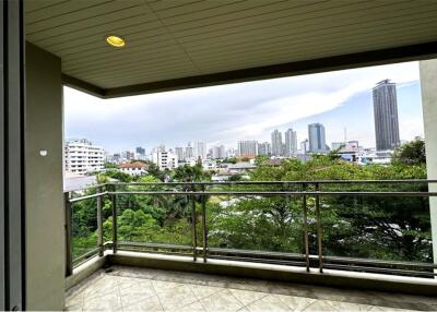 An apartment unit that is homey and furnished in a low-rise building 15 mins walk to BTS Thonglor. - 920071062-143