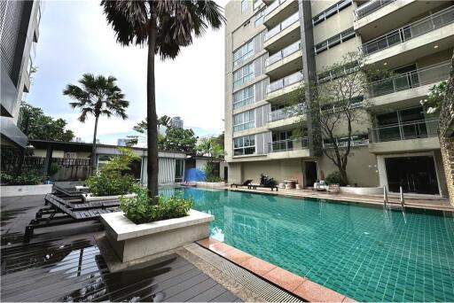 An apartment unit that is homey and furnished in a low-rise building 15 mins walk to BTS Thonglor. - 920071062-144