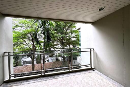 An apartment unit that is homey and furnished in a low-rise building 15 mins walk to BTS Thonglor. - 920071062-144