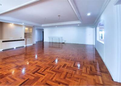 Pet-Friendly Haven in Sukhumvit 30  Spacious 4 Bedrooms with Big Balcony and Private Garden