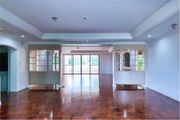 Pet-Friendly Haven in Sukhumvit 30  Spacious 4 Bedrooms with Big Balcony and Private Garden