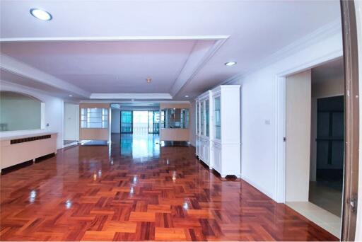 Pet-Friendly Haven in Sukhumvit 30  Spacious 4 Bedrooms with Big Balcony and Private Garden