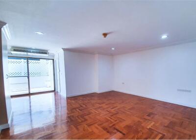 Pet-Friendly Haven in Sukhumvit 30  Spacious 4 Bedrooms with Big Balcony and Private Garden