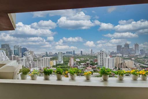 Experience Luxury Living in Prime Sukhumvit with a High Floor 2+1 Bedroom Condo - 920071054-360