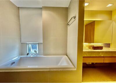 Modern 3 bedrooms Apartment for rent in Asoke - 920071001-11464