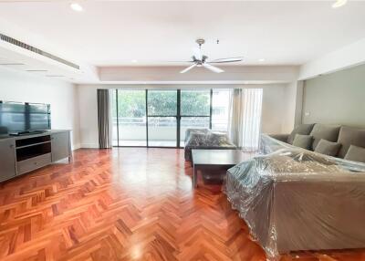 Renovated 4 bedroom unit close to BTS Promphong