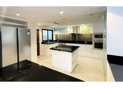 Renovated 4 bedroom unit close to BTS Promphong - 920071001-11432