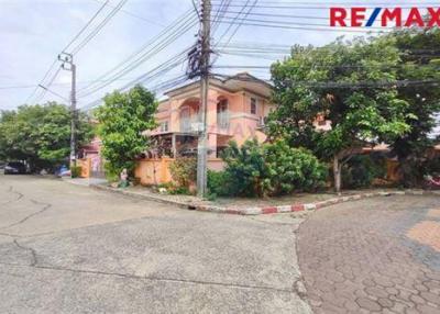 220 Sqm., 4 Beds, 3 Baths Townhouse listed for ฿ 3,500,000.